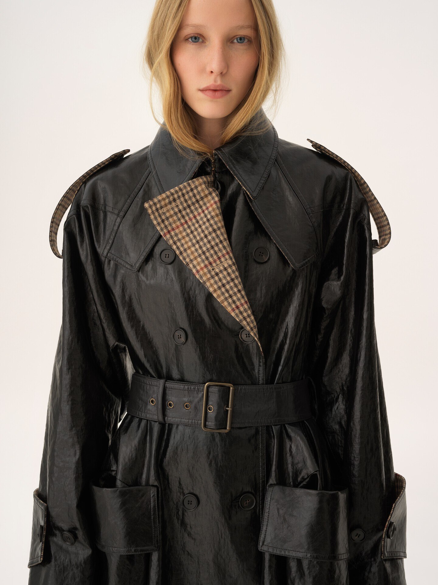 Double-breasted short riding coat in coated linen - 9