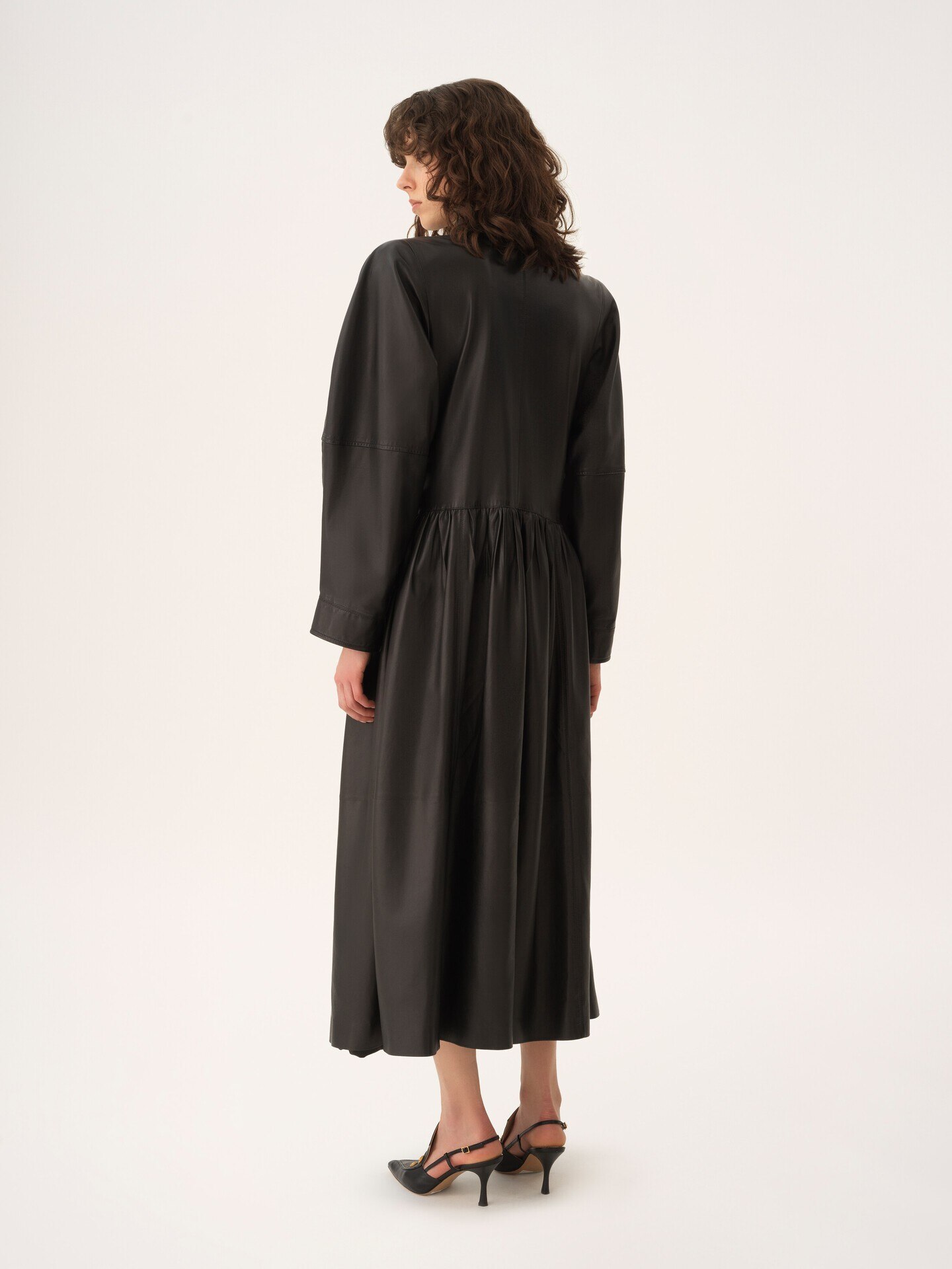 Oversized long riding coat in leather - 4