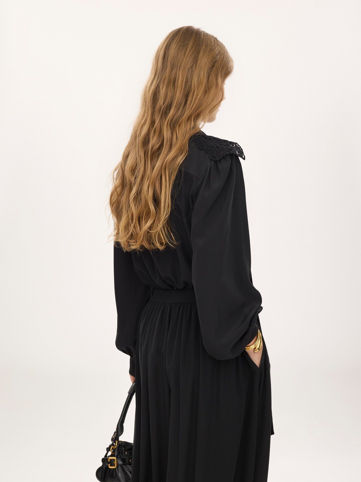 Blusa con pa&ntilde;uelo anudado fruncida de crep&eacute; de seda china con encaje - 4.0