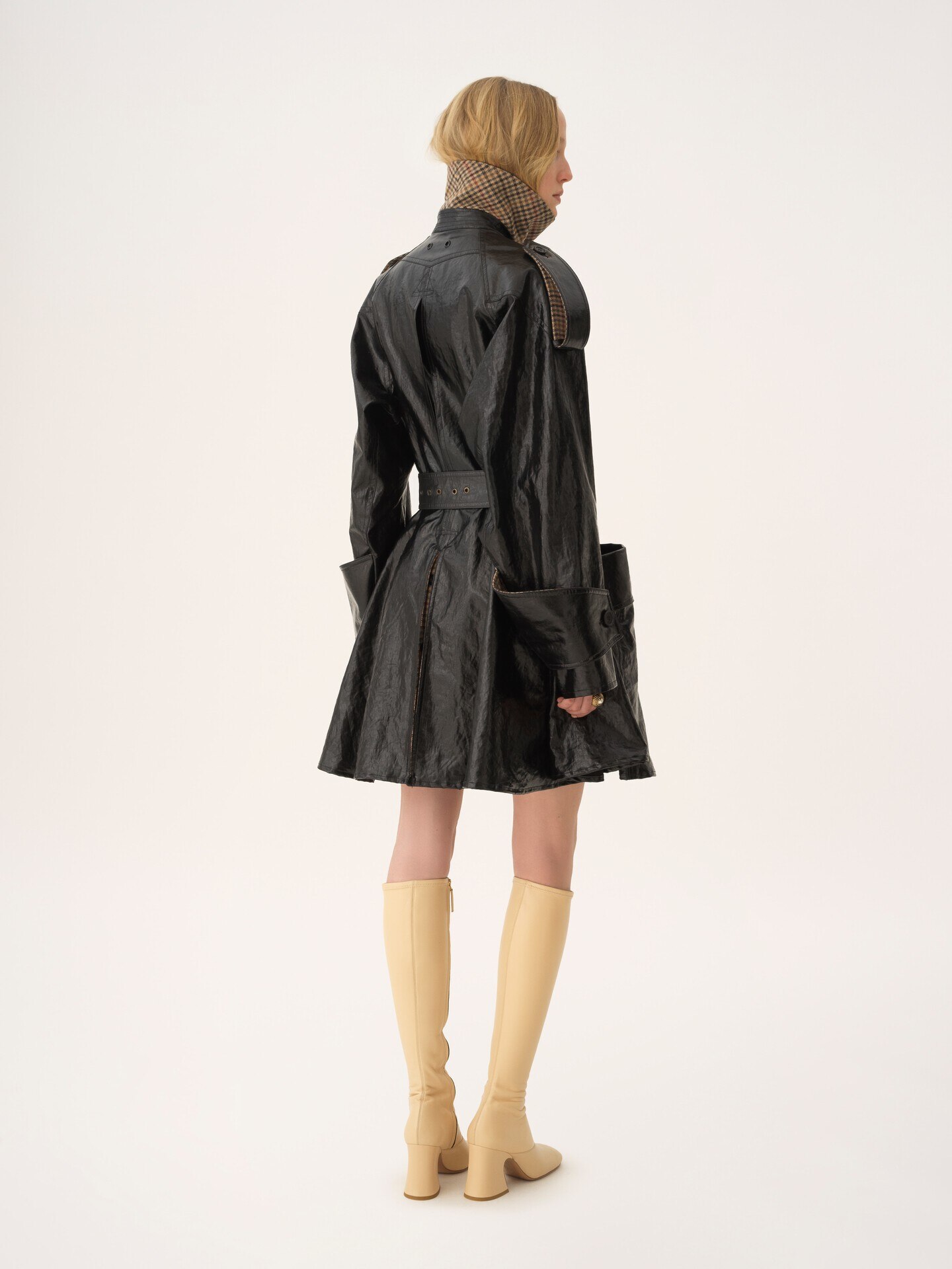 Double-breasted short riding coat in coated linen - 9