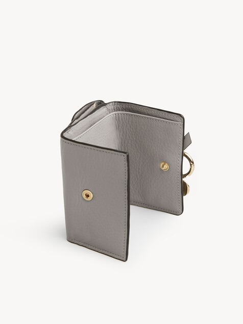 Mini portefeuille &agrave; trois volets Alphabet en cuir grain&eacute;