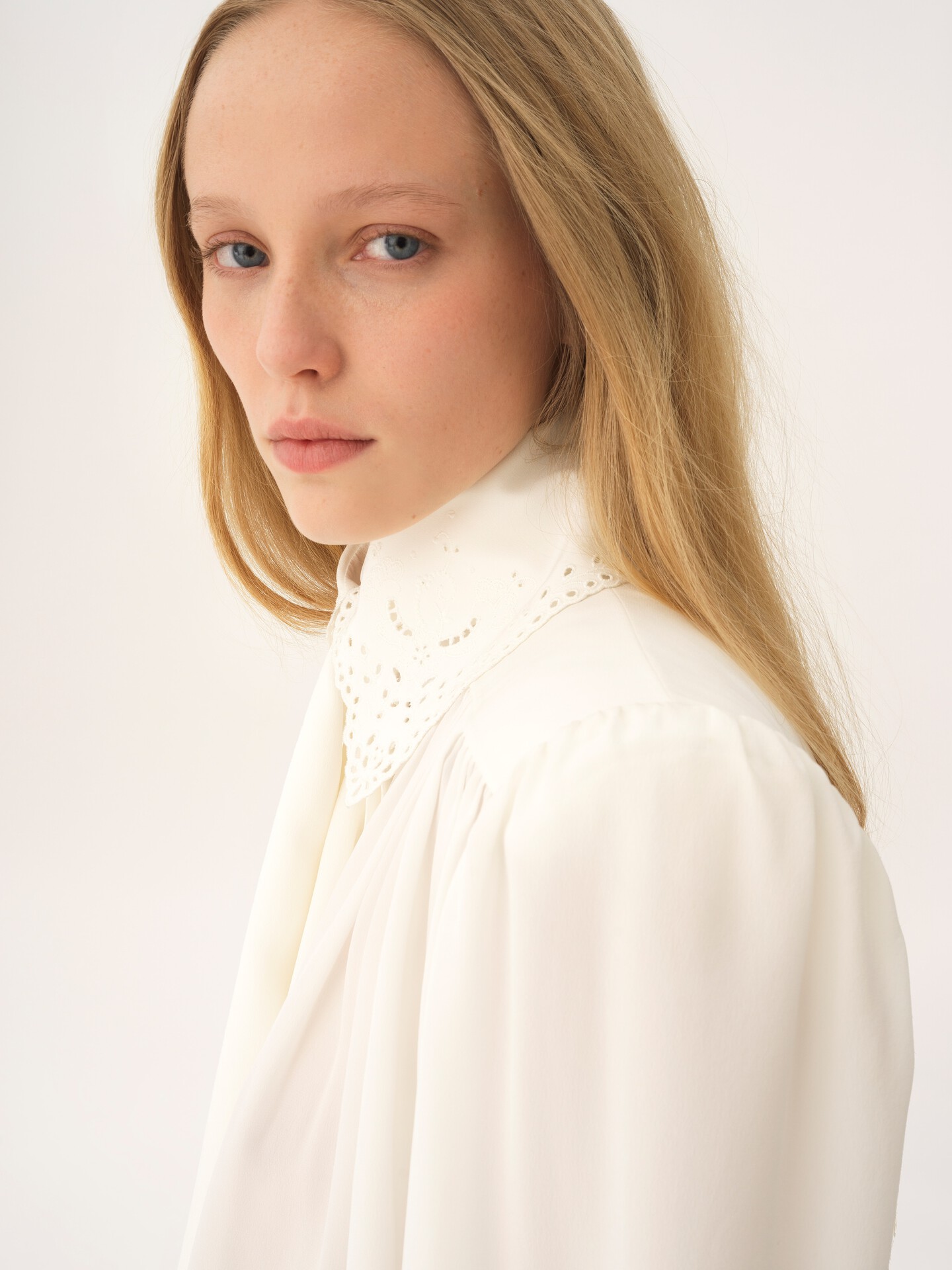 Gathered scarf-tie blouse in crêpe de chine & lace - 5