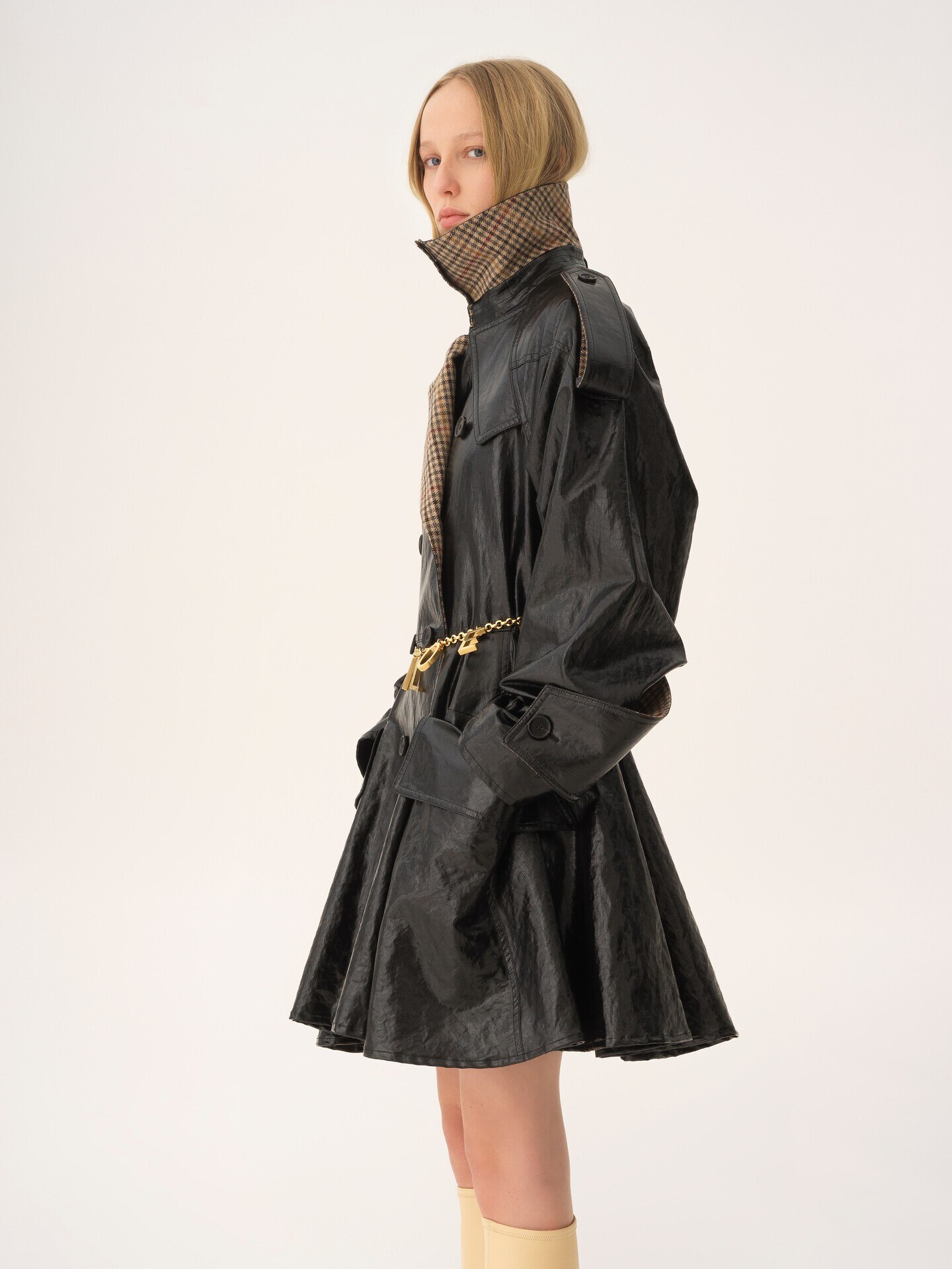 Double-breasted short riding coat in coated linen - 6