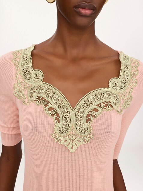 K&ouml;rperbetonter Pullover aus Wollstrick und Spitze mit ellbogenlangen &Auml;rmeln