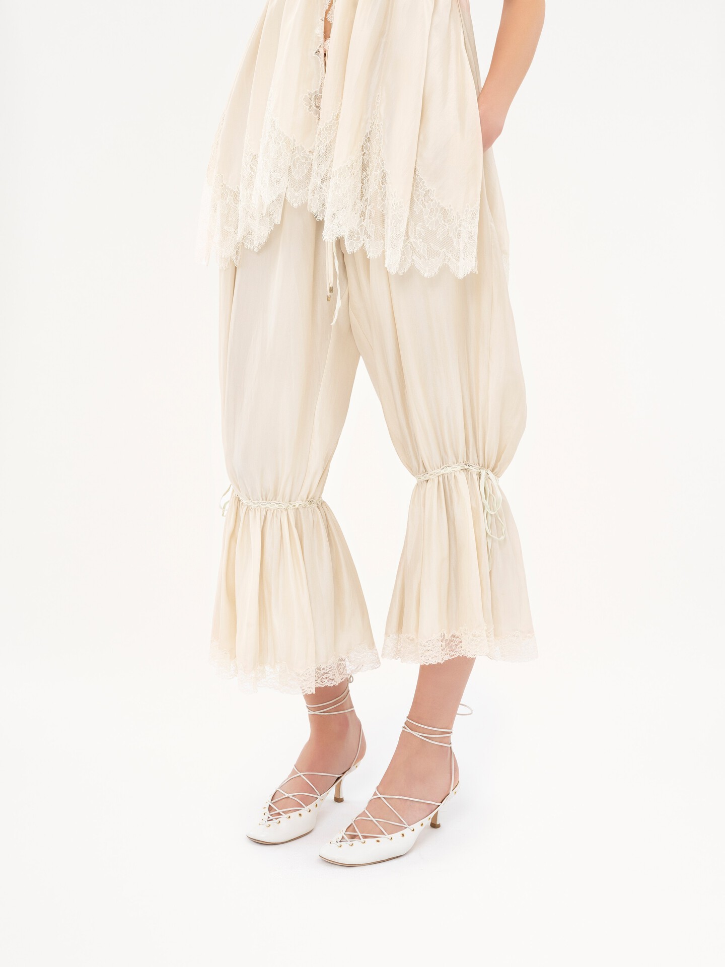 Fluid cropped trousers in washed silk pong&eacute; & lace - 4