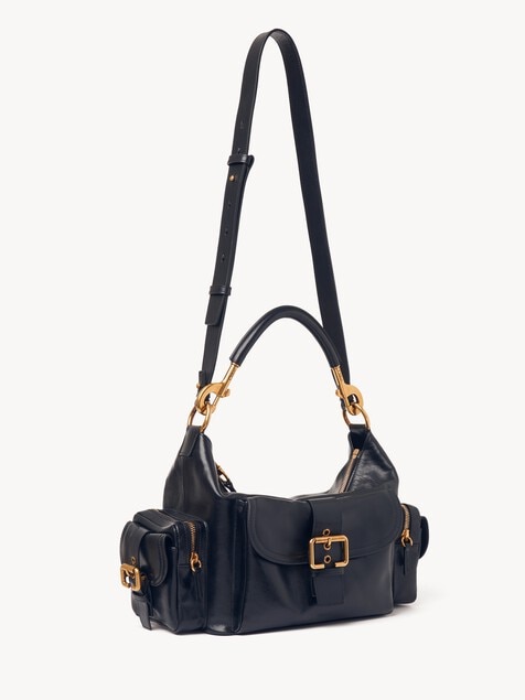Camera bag aus gl&auml;nzendem Leder