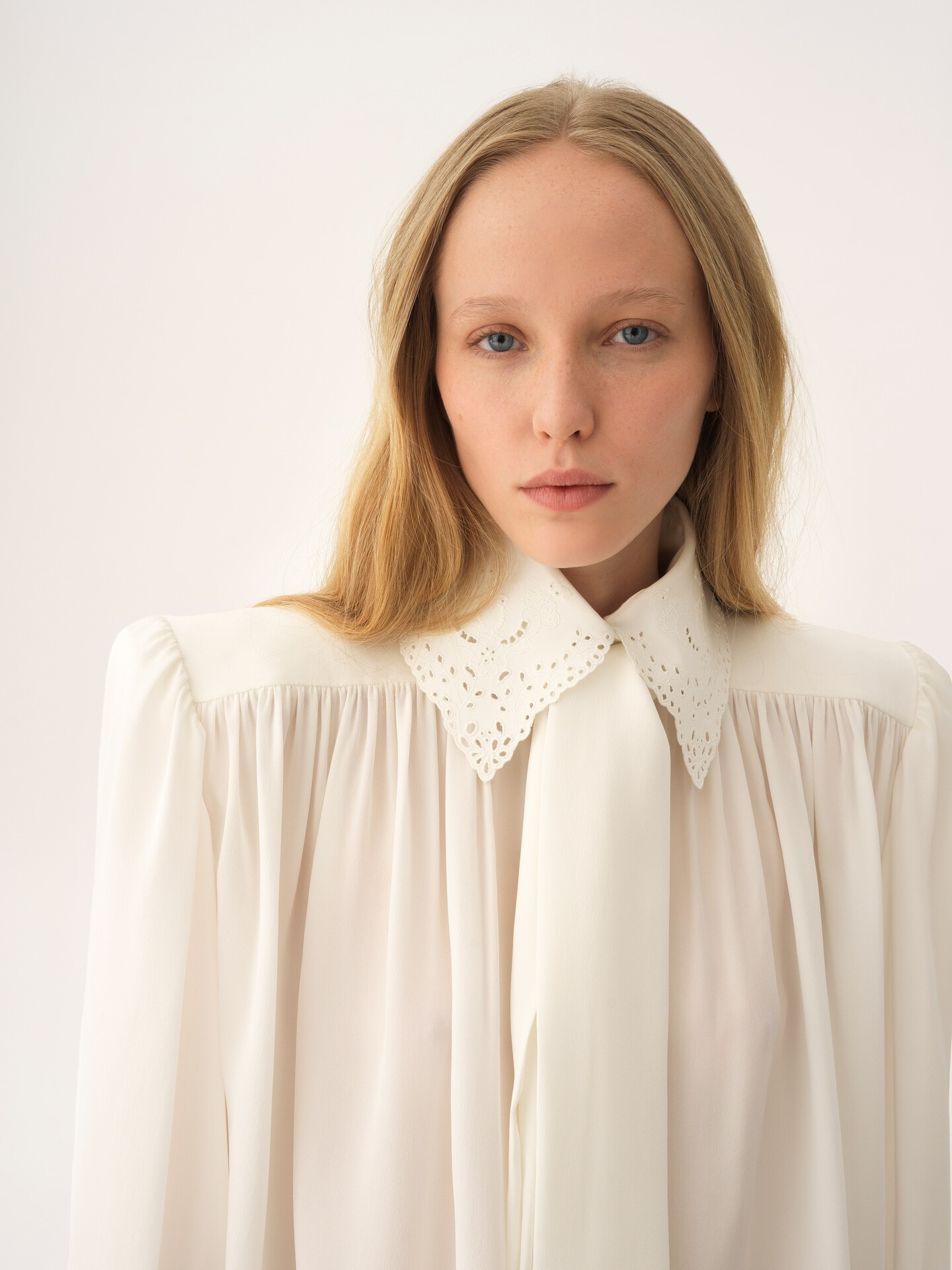 Blusa con pa&ntilde;uelo anudado fruncida de crep&eacute; de seda china con encaje - 7
