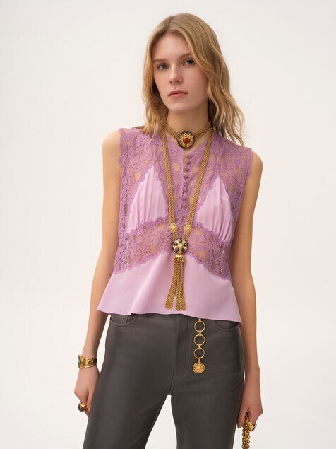 Top con cuello en V de crep&eacute; de seda china y encaje