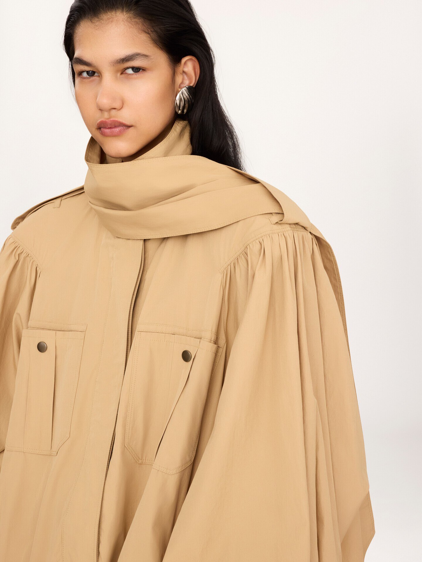 High-neck gathered trench coat in cotton poplin - 4