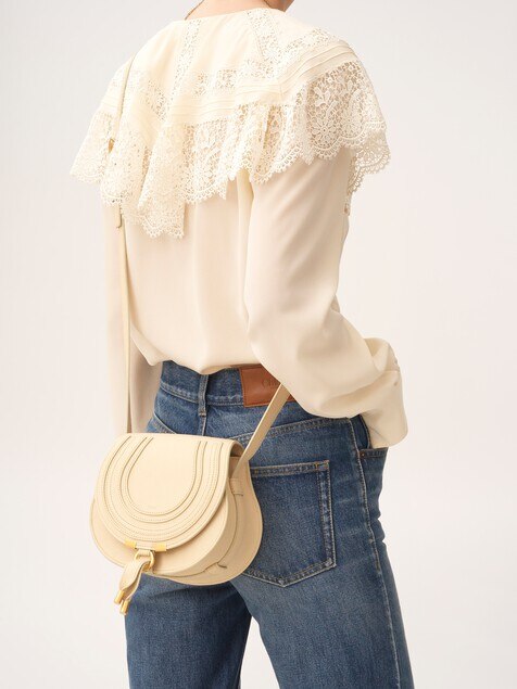 Bolso saddle peque&ntilde;o Marcie de cuero granulado