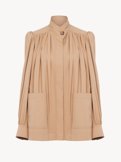 Chaqueta fruncida con cuello alto de gabardina de algod&oacute;n