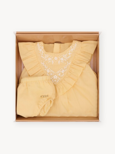 Geschenkset f&uuml;r Babys mit festlichem Kleid und Pumphose