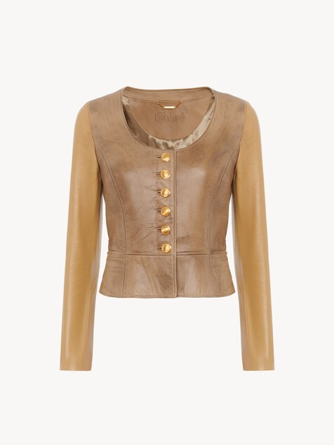 Chaqueta ce&ntilde;ida con cuello redondo de cuero