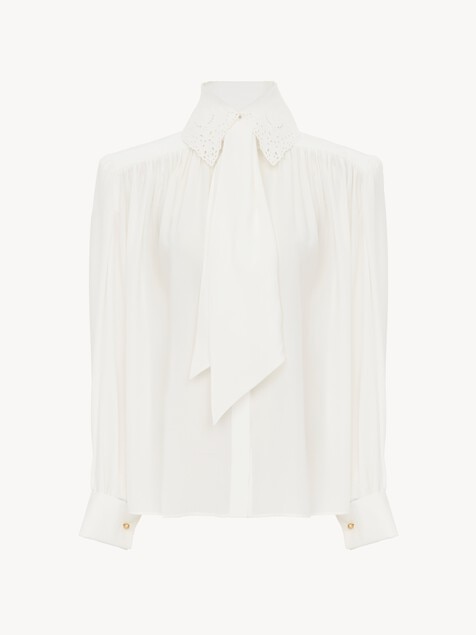 Blouse lavalli&egrave;re fronc&eacute;e en cr&ecirc;pe de chine et broderie anglaise