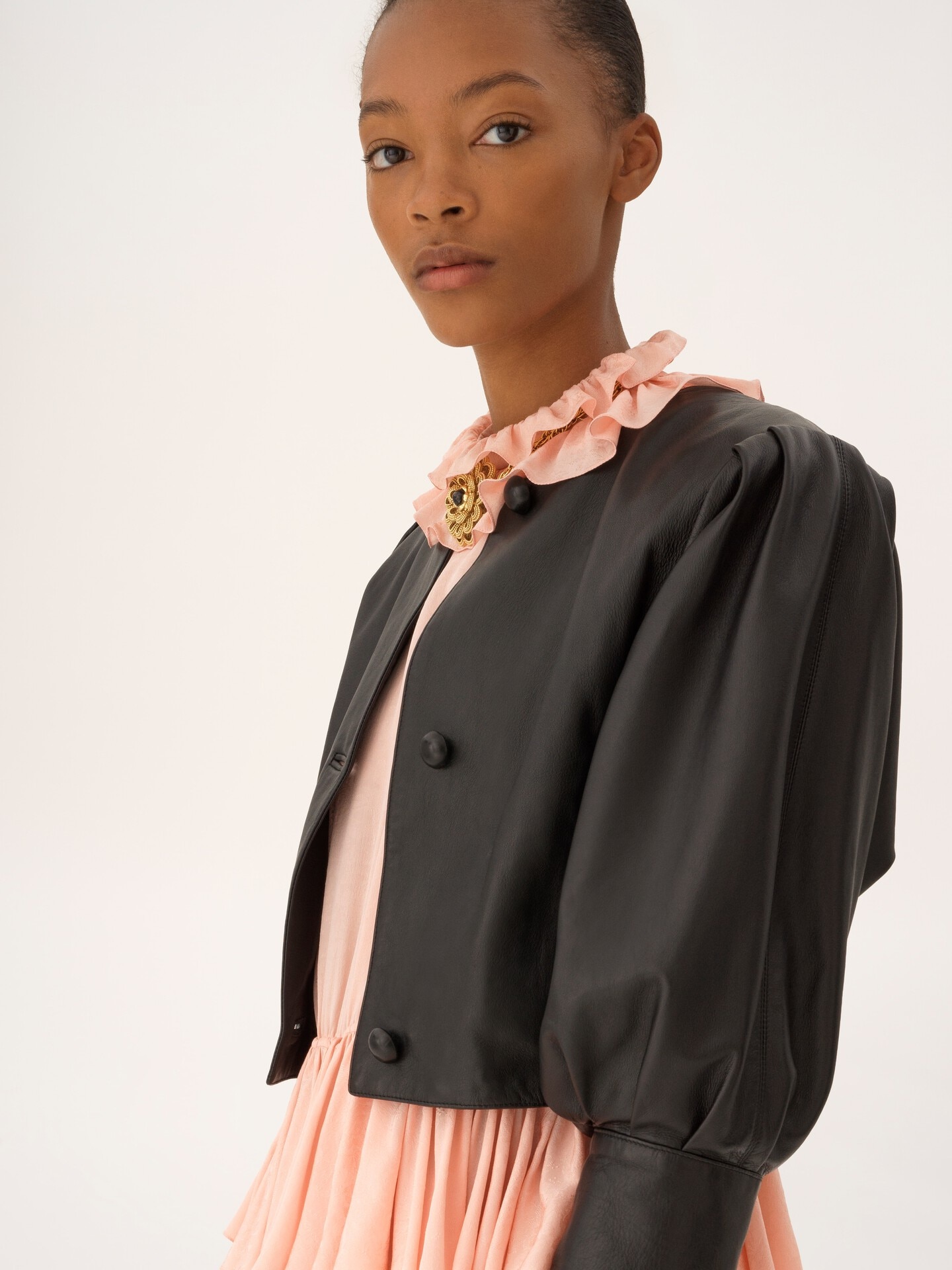 Cropped collarless jacket in leather - 6