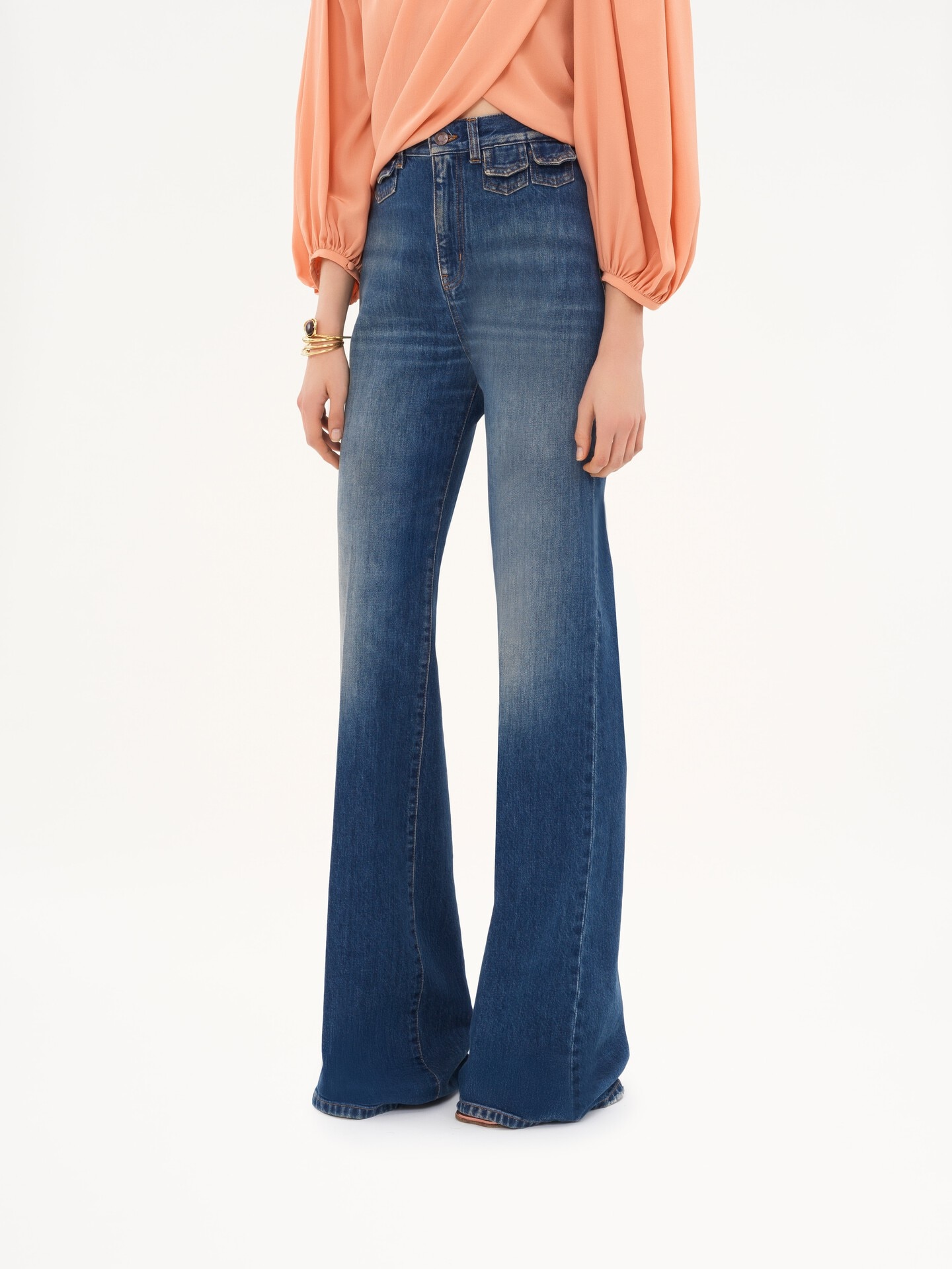 Hoch taillierte ausgestellte Jeans aus Denim - 4