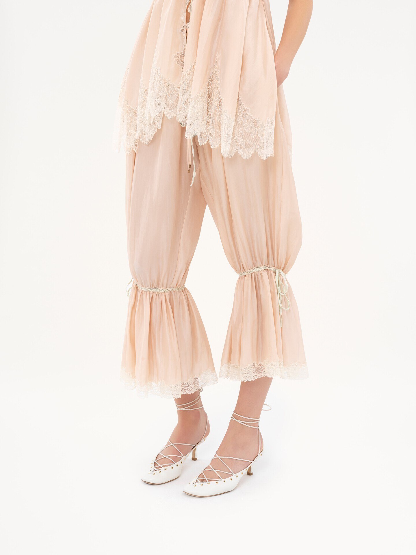 Fluid cropped pants in washed silk pong&eacute; & lace - 4