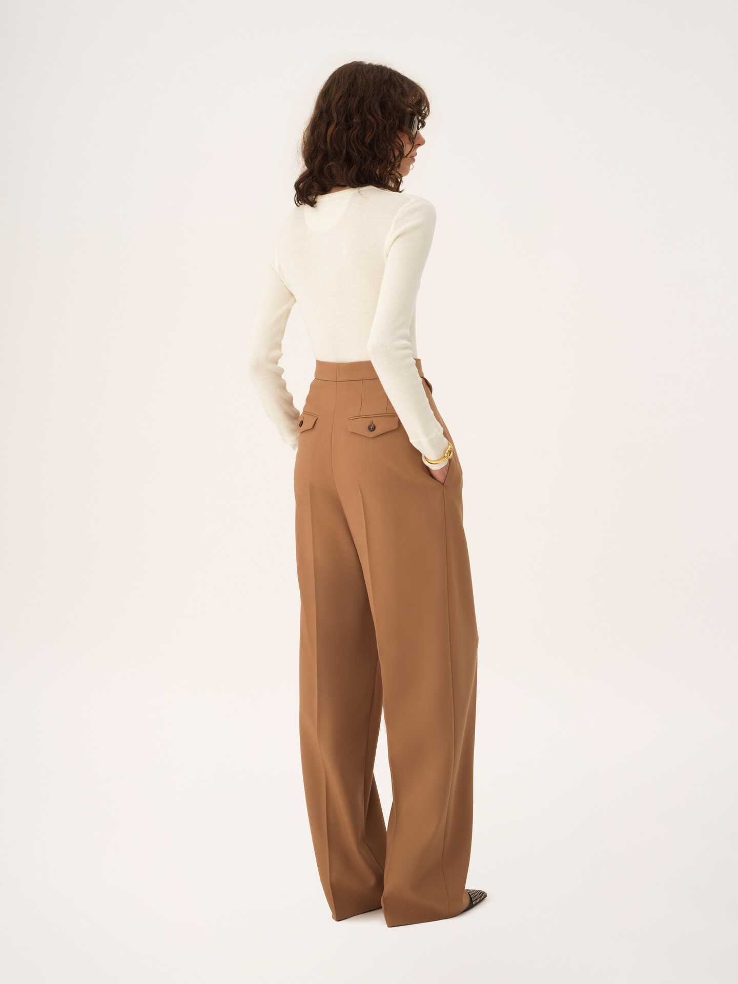 Hochtaillierte geraffte Hose aus Wollgabardine - 5