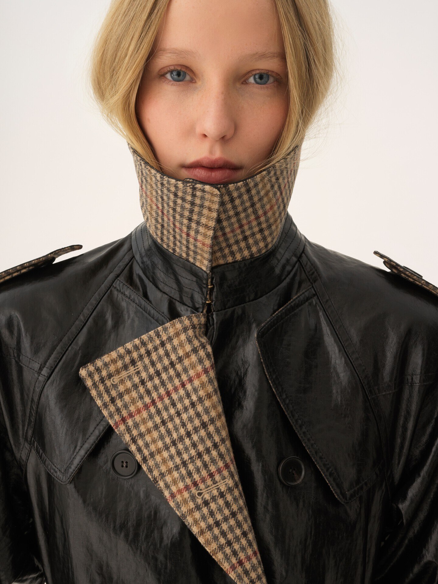 Double-breasted short riding coat in coated linen - 7