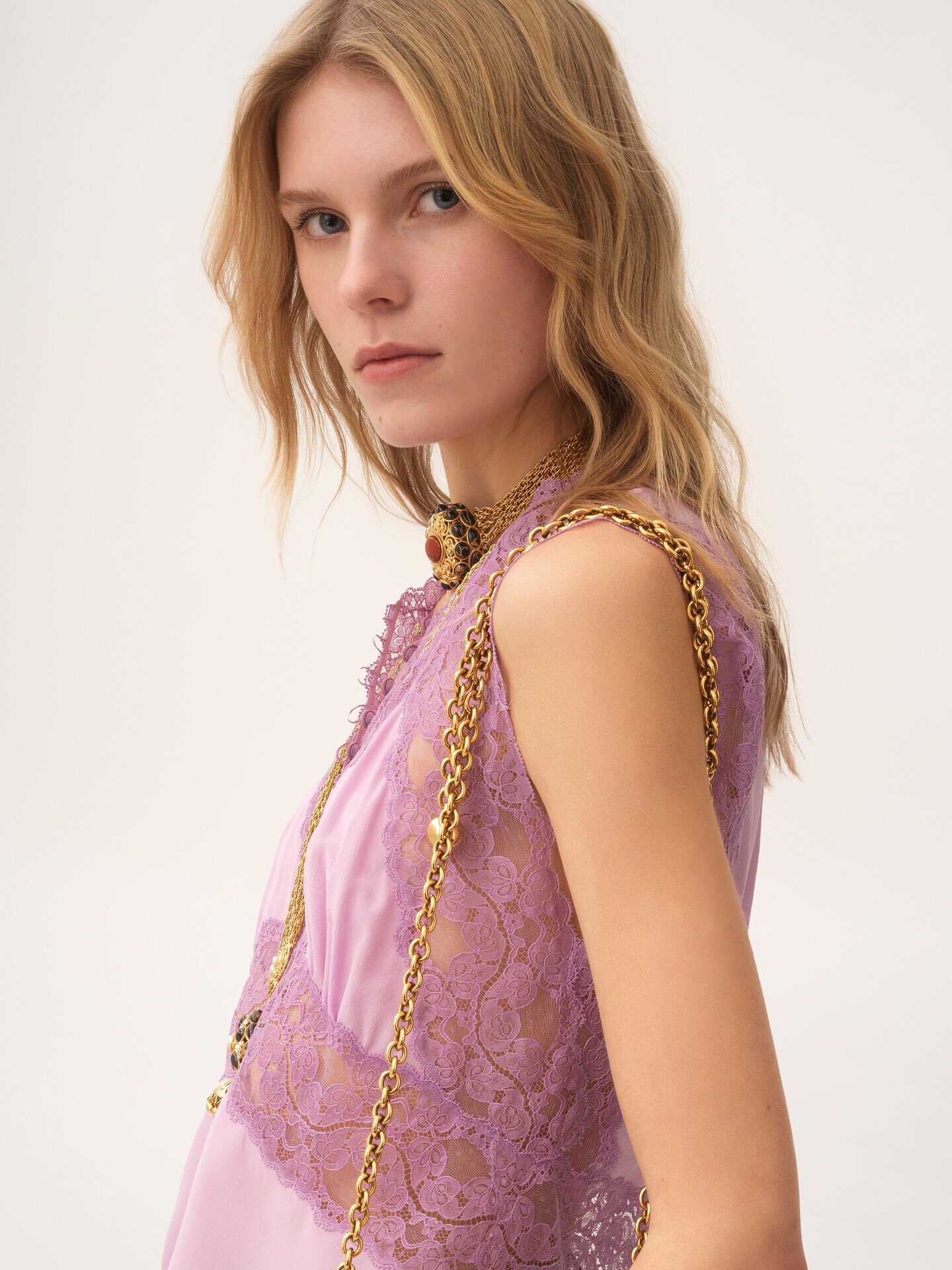 V-neck top in cr&ecirc;pe de chine & lace - 6