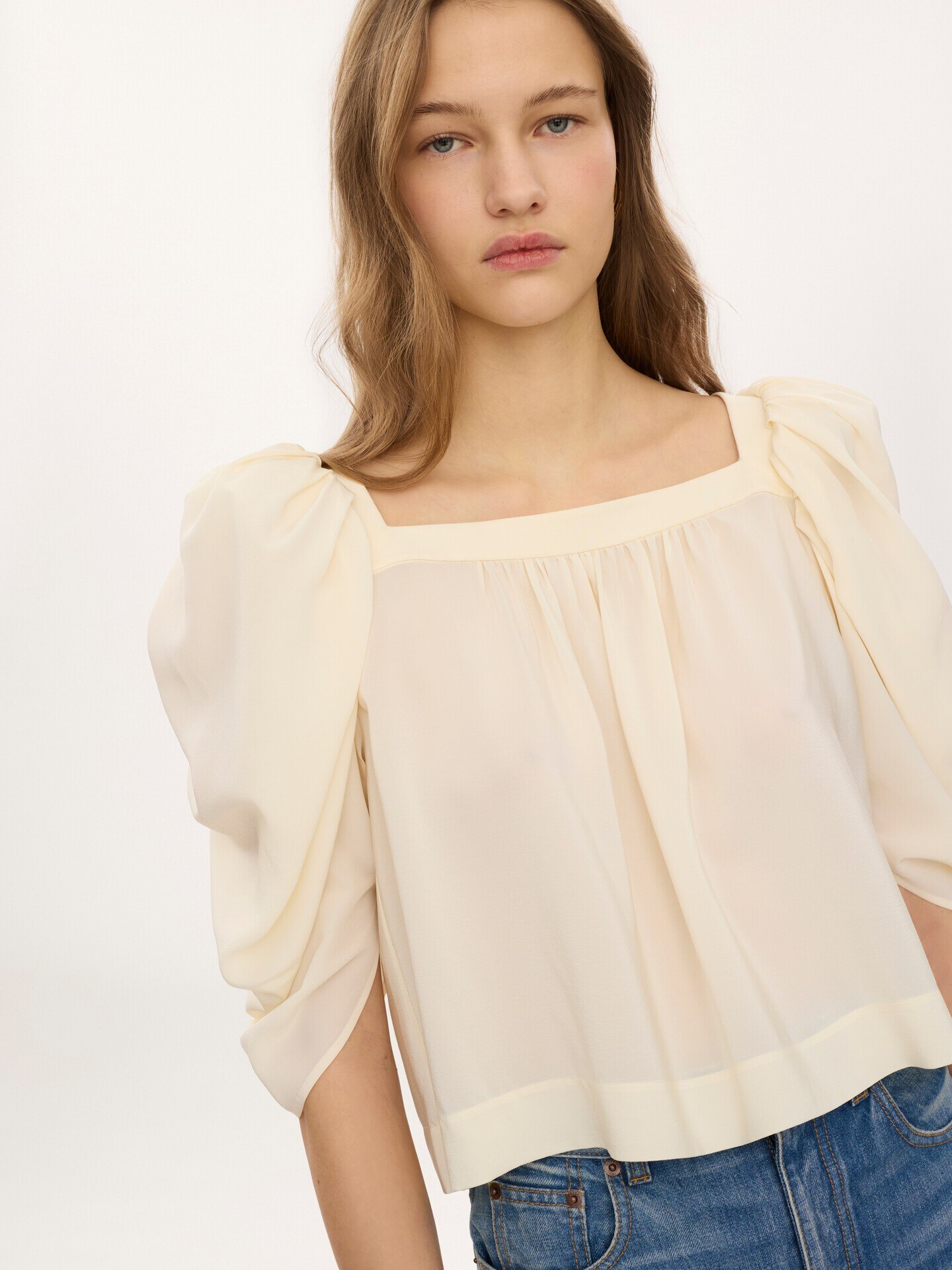 Puff-sleeve pleated top in cr&ecirc;pe de chine - 6.0