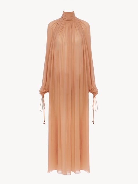 Gerafftes langes Kleid aus Seidengeorgette mit Stehkragen