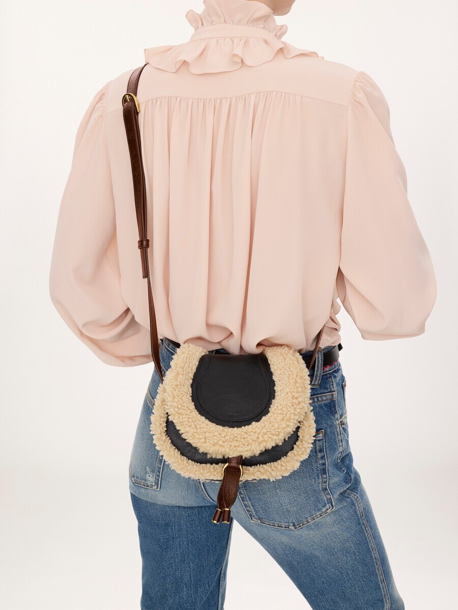 Bolso saddle Marcie peque&ntilde;o de cuero de borrego y cuero granulado - 8