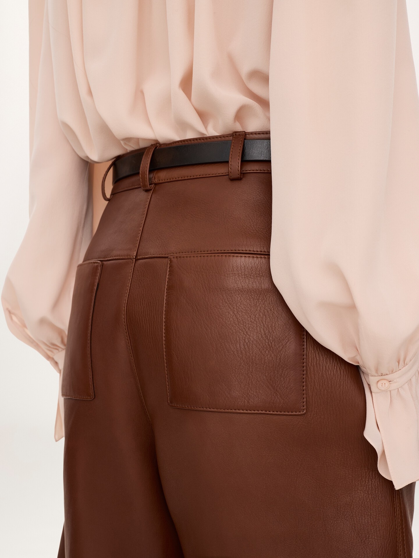 High-rise barrel pants in leather - 7.0