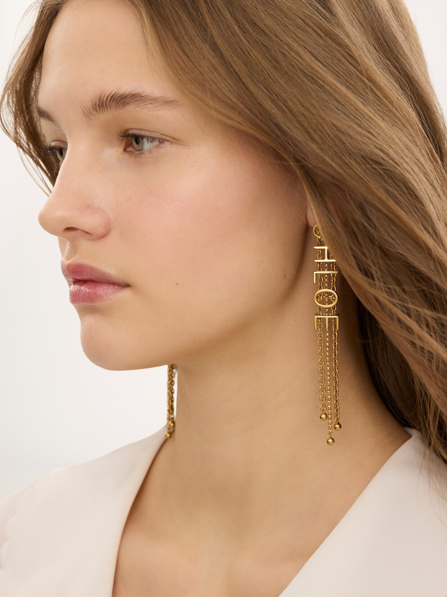 The Chlo&eacute; Mini Belt dangling earrings - 4.0