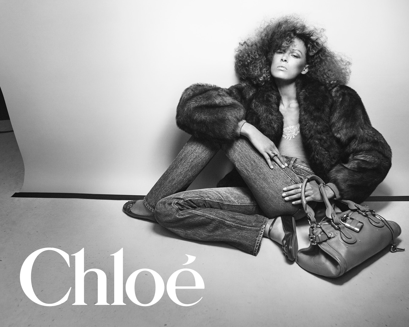 クロエはパディントンバッグのキャンペーンを発表します。